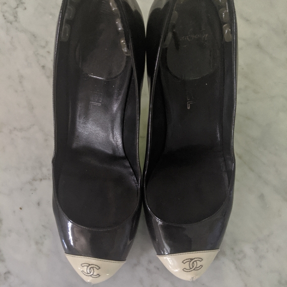 Unique Chanel two tone pumps - Picture 2 of 6
